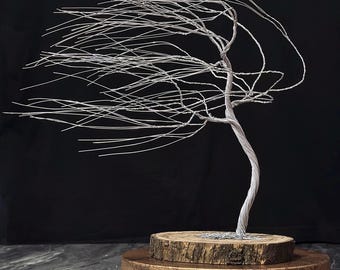 Árbol de alambre metálico hecho a mano sobre una base especial de madera de olivo.