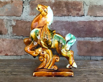 ロイヤルドルトンのスピリット・オブ・ユース。台座に設置された馬の