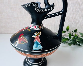 博物館のレプリカ - 手描きの装飾が施された古代ギリシャの陶器の