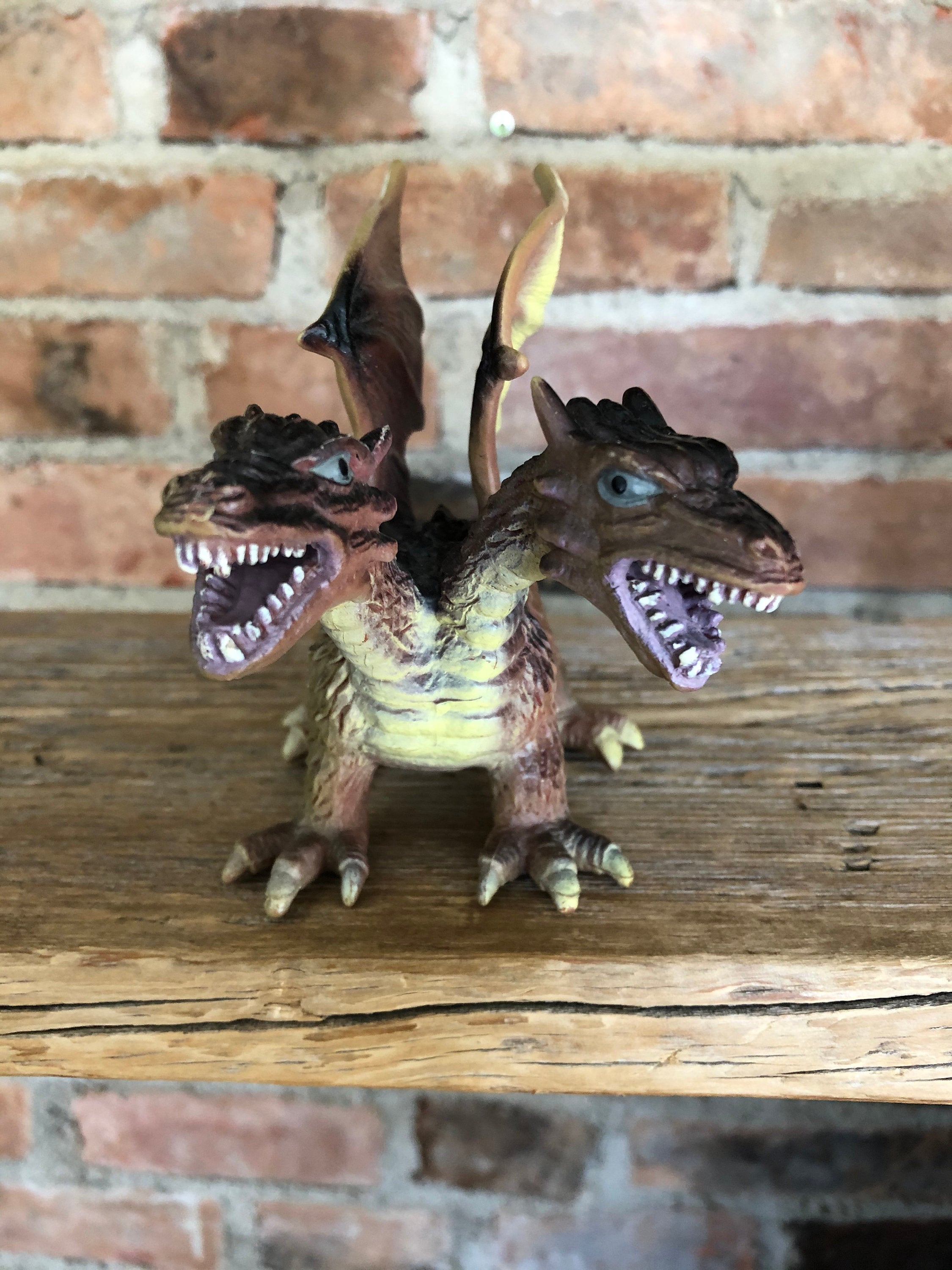 ドラゴン形状の樹脂製置物 ヴィンテージ双頭ドラゴンの置物：コレクター向けプラスチック製恐竜