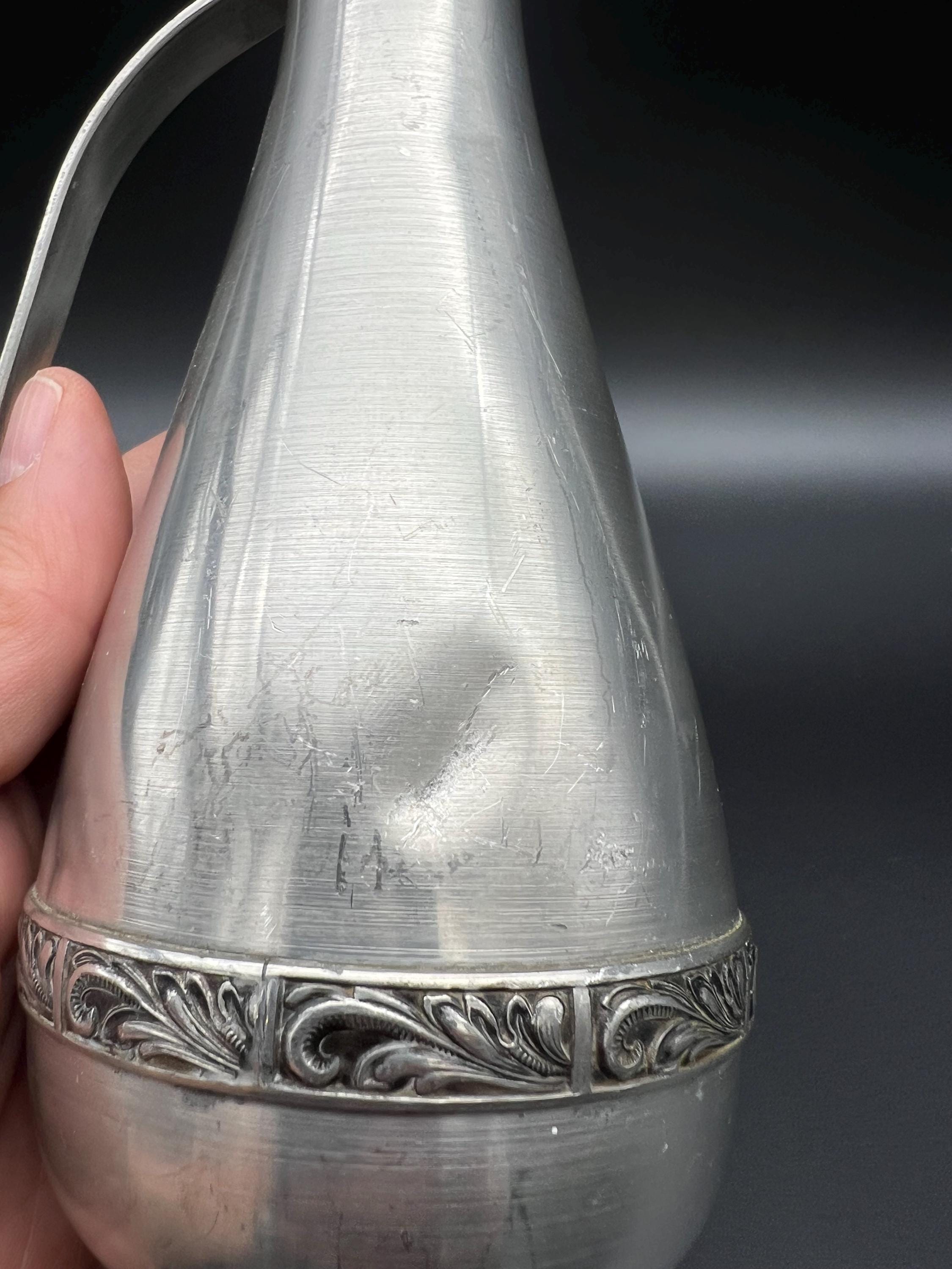 ヴィンテージの金属製花瓶、8インチのピューター製花瓶、ノルウェーの