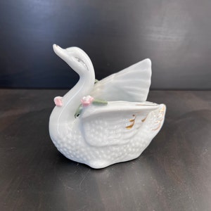 Vintage swan figurine, porcelain swan trinket dish, trinkets box, ceramic swan jewelry box, collectible swan figure