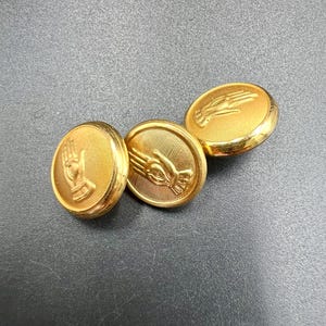 Vintage metallknapp, lott med 3 gyllene 1,5 cm knappar med hand och öga på, dansk militärknapp