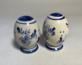Vintage delft shakers, ceramic blue and white salt pepper shakers, earthenware, Delftware porcelain shakers, egg shape shakers, oval shaker