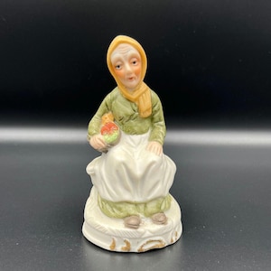 Vintage Damenfigur, Keramik ältere Frau Statue, rustikale Keramik sitzende Dame Statuette, Frau mit Obstkorb Figur