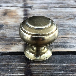 Vintage metallknopp, massivt gyllene skåphandtag i metall, dörrhandtag, möbelknopp