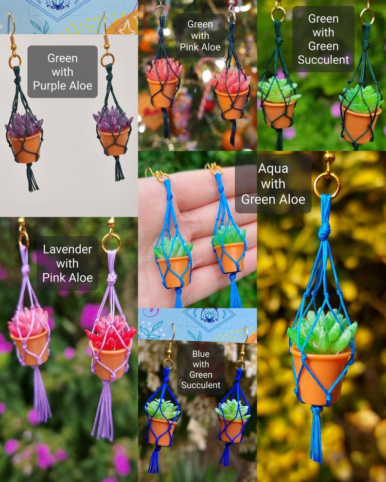 Puede incluir: Un par de pendientes hechos a mano con plantas en maceta en miniatura con suculentas y aloes de diferentes colores. Los pendientes est&aacute;n hechos con cuerda de macram&eacute; y tienen un borla en la parte inferior. Las plantas est&aacute;n en peque&ntilde;as macetas de terracota.
