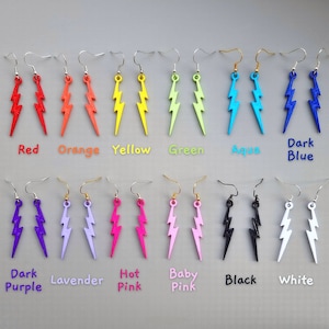 Könnte beinhalten: Ein Set mit 12 Paaren von Blitzarmbändern in verschiedenen Farben, darunter Rot, Orange, Gelb, Grün, Türkis, Dunkelblau, Dunkelviolett, Lavendel, Pink, Babyrosa, Schwarz und Weiß.