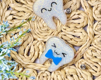 Dental Badge Reel: Tooth Design, Glitter Accent