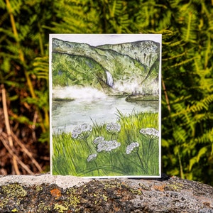 Fjord en witte kantbloemen tekening wenskaart uit Noorwegen bergen wandelen liefhebbers cadeaus geïllustreerd notitiekaart