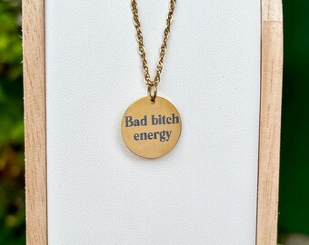 Collar redondo de energía de perra mala - Regalo de acero inoxidable para ella Collar feminista