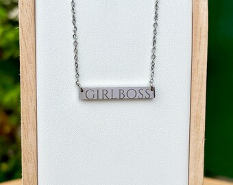 Collar de barra GIRLBOSS - Regalo de acero inoxidable para ella, collar feminista, regalos para mujeres poderosas