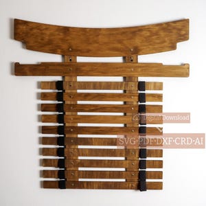 Può includere: Espositore per cinture in legno con finitura tinta scura. Il rack presenta doghe orizzontali tenute insieme da cinghie nere. La parte superiore ha un design curvo. I testi "Digital Download" e "SVG PDF DXF CRD AI" sono visibili.