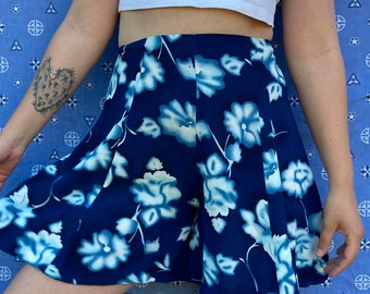 90's Wide Leg Floral Shorts Navy w Light Blue Flowers Highwaisted// S-M