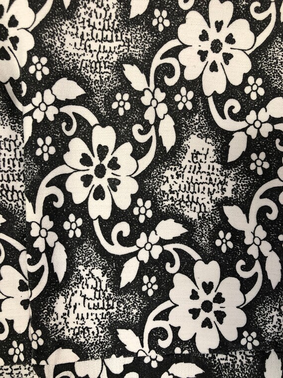 Black + White Floral Graphic Hawaiian Vintage 90'… - image 7