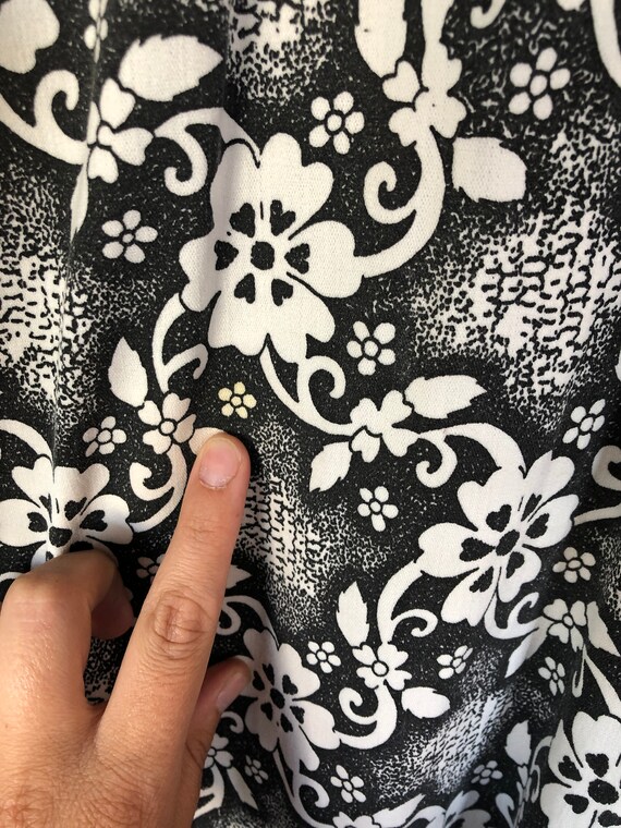 Black + White Floral Graphic Hawaiian Vintage 90'… - image 8