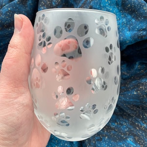 Paw Print Wine Glass // Paw Print Etched Wine Glass // Dog Wine Glass // Cat Wine Glass