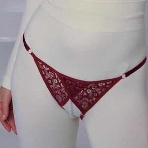 Op de afbeelding: Bordeauxkleurige kantenlingerie met een pareldetail. De lingerie heeft een hoge taille en dunne bandjes.