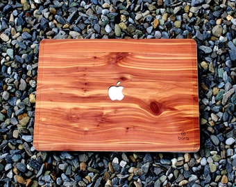 Cèdre | Dessus et dessous en véritable peau de bois | Respectueux de l'environnement et durable | MacBook Pro/Air 13 14 15 16 M1/M2 | Cadeau pour la technologie | par barqwood