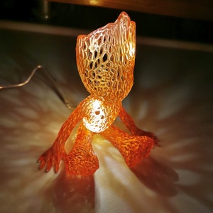 Baby Groot mit oder ohne LED-Lichter setzte sich hin