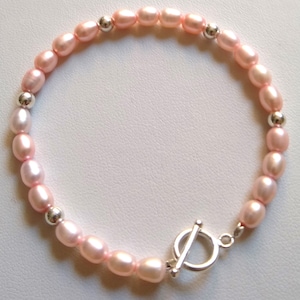 genuine freshwater pearl bracelet: pale pink, 7 in, 4mm silver beads, toggle clasp