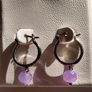Aretes de jade lavanda genuino, acero inoxidable de grado médico, 1 pulgada