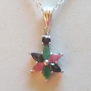 Colar com pingente de safira, esmeralda e rubi genuínos; corrente de prata de lei com elos de 1,8 mm, 45 cm (18 polegadas), fecho de argola.