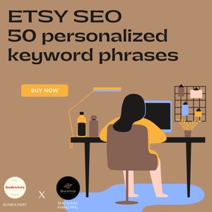 Puede incluir: Una mujer se sienta en un escritorio frente a una computadora, trabajando en SEO de Etsy. El texto en la pantalla dice "ETSY SEO 50 frases de palabras clave personalizadas". Un botón que dice "COMPRAR AHORA" está en la esquina superior izquierda de la pantalla. La imagen es una ilustración gráfica.