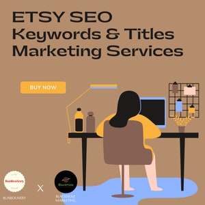 Op de afbeelding: Een vrouw zit aan een bureau voor een computer en werkt aan Etsy SEO-zoekwoorden en -titels. De tekst "NU KOPEN" staat op een knop in de linkerbovenhoek van de afbeelding. De tekst "ETSY SEO Keywords & Titles Marketing Services" staat bovenaan de afbeelding.