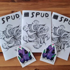 Könnte beinhalten: Drei Zines mit dem Wort "SPUD" in fetten, schwarzen Buchstaben und einer detaillierten Illustration einer vielarmigen Kreatur mit Augen. Zwei Aufkleber zeigen eine lila Kapuzenfigur mit grünen Händen und dem Text "SCAR EPU".