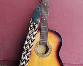 Correa de guitarra tejida. Correa de cuero y crochet. Hecho indígena