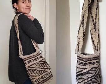 Bolsa de lana de oveja, tejida, ecológica. Elaborada artesanalmente por mujeres arhuacas de Colombia.