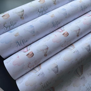 emballage cadeau personnalisé, papier d'emballage personnalisé dans un design de montgolfière rose, vert, bleu, beige à personnaliser avec un nom 60 cm x 90 cm
