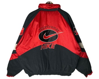 Rzadkość!! Vintage 90. OG NIKE Sport Wear Koło Swoosh Logo Haftowana kurtka z dużym logo, Najwyższa inspiracja Czerwono-czarna kurtka puchowa Rozmiar XL