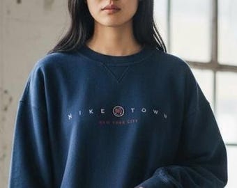 Suéter Nike Town vintage de los 90 con cuello redondo y bordado (talla L)