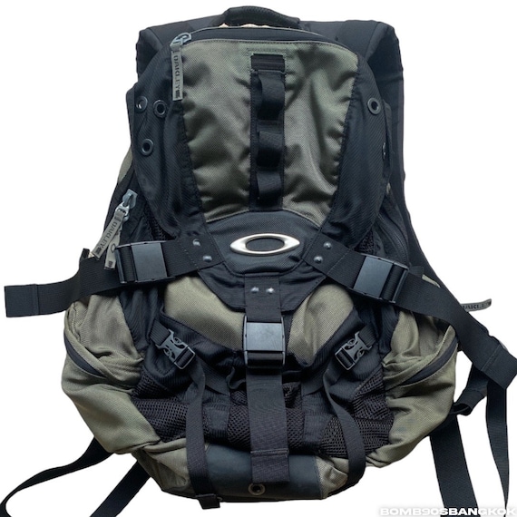 Rare!!vintage Oakley Icon 3.0 Big Logo Backpack Green Rare!!vintage Oakley Icon 3.0 Big Logo Backpack Green