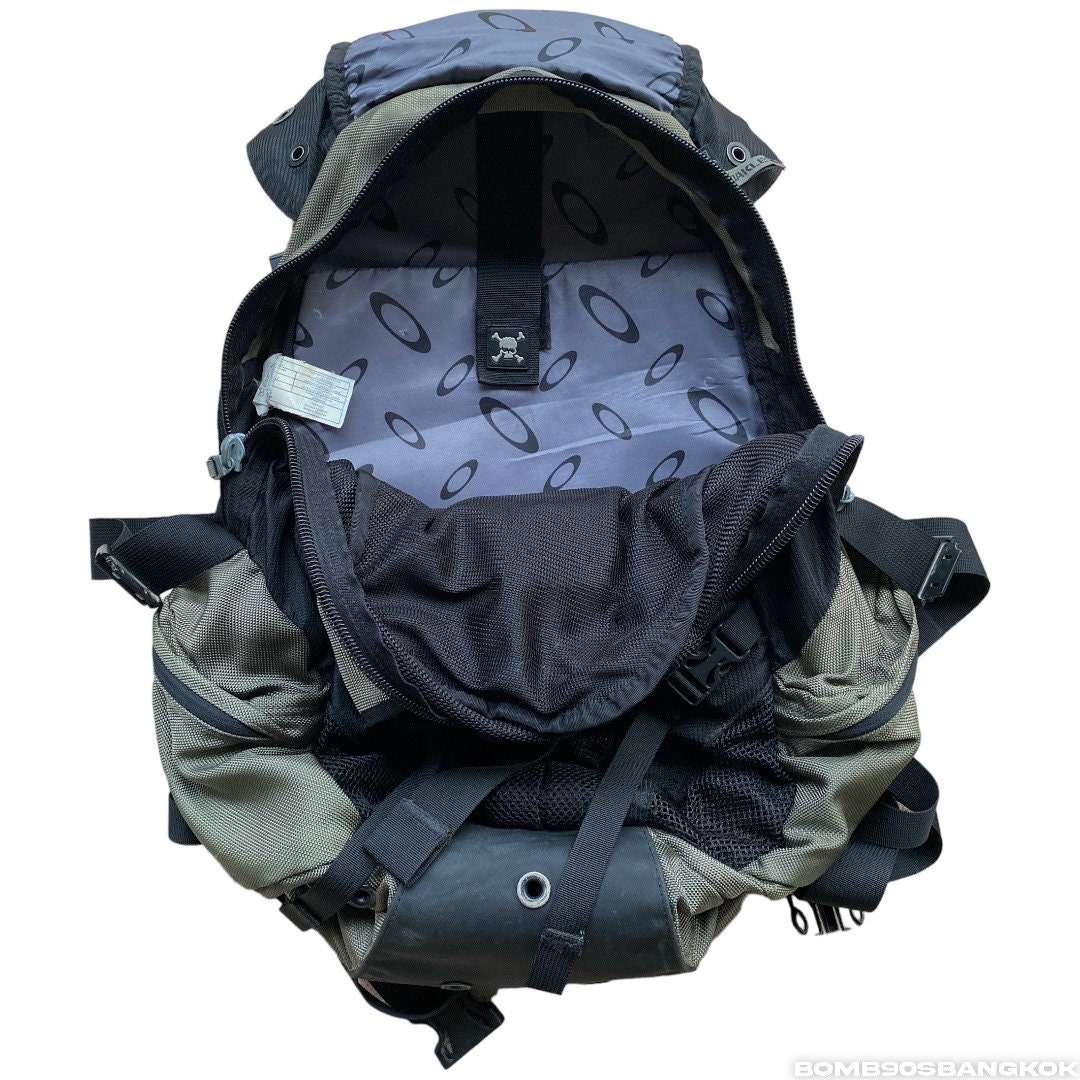Rare!!vintage Oakley Icon 3.0 Big Logo Backpack Green Rare!!vintage Oakley Icon 3.0 Big Logo Backpack Green