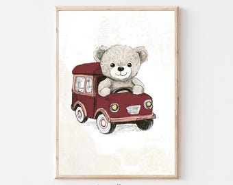 Könnte beinhalten: Ein brauner Teddybär fährt ein rotes Spielzeugauto mit einem weißen Lenkrad. Das Auto hat einen rosafarbenen Innenraum und gelbe Scheinwerfer. Der Hintergrund ist hellbeige mit einer dezenten Textur.