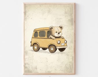 Könnte beinhalten: Ein gelber Vintage-Van mit einem Teddybär am Steuer. Der Van hat ein weißes Nummernschild mit schwarzem Text. Der Hintergrund ist hellbeige mit einer Vintage-Textur.