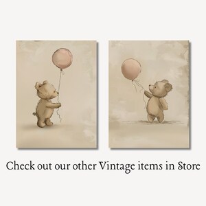 Puede incluir: Dos ilustraciones de estilo vintage de un oso de peluche marr&oacute;n sosteniendo un globo rosa. Las ilustraciones est&aacute;n sobre un fondo beige.