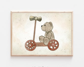 Könnte beinhalten: Eine Aquarell-Illustration eines braunen Teddybären, der auf einem roten und braunen Spielzeugroller fährt. Der Hintergrund ist hellbeige mit braunen Aquarellspritzern.