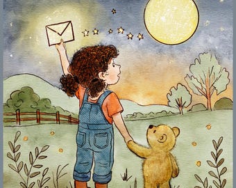 Op de afbeelding: Waterverfillustratie van een kind in een spijkerbroek met een gloeiende envelop, met een teddybeer. Een grote gele maan en sterren in de nachthemel boven een groen veld en glooiende heuvels.