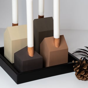 Couronne de l'Avent moderne Bougeoirs en bois maison lot de 4 + plateau de bougie de l'Avent en bois noir carré. Pièce maîtresse.