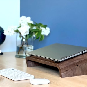 Laptopställ i valnöt och ek: Ergonomiskt skrivbordsställ i trä