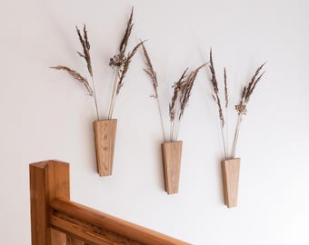 Minimalistische eiken wandvaas: Scandinavische droogbloemendisplay