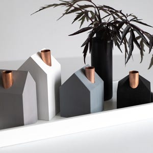 Corona de Adviento de madera moderna: candelabros de casa, centro de mesa con bandeja blanca