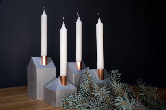 Portacandele in legno dipinto d'argento: corona dell'Avvento natalizia scandinava, piccole casette di legno - Italia