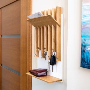 Moderne Schlüsselleiste aus Eiche: Wandorganizer mit Ablage