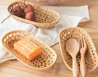 Rattan Woven Round Storage Basket Tray,Handcrafted Fruit Bread Nuts Candies Platter for Dinner Parties Coffee Breakfast