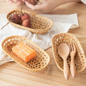 Rattan Woven Round Storage Basket Tray,Handcrafted Fruit Bread Nuts Candies Platter for Dinner Parties Coffee Breakfast